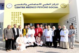 Image du Maroc Professionnelle de  Sa Majesté le Roi Mohammed VI, pose pour une photo souvenir après avoir présidé l'inauguration du centre médico-psycho-social à Tit Mellil dans la province de Médiouna - Fondation Mohammed V pour la Solidarité, le 27 Mai 2018 (Photo/ SPPR) via Jalilbounhar.com 